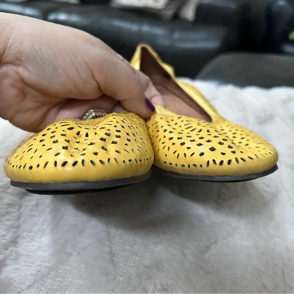 Vionic Robyn Perforated Flats Yellow Size 8 M Buttercup EUC Worn Once - Picture 7 of 12